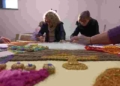 Un filo che unisce: quando il crochet diventa arte viva. La magia di “100 Mani”