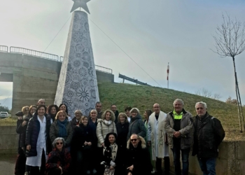 “100 Mani” per un solo albero: l’opera all’uncinetto che porta luce al Santa Maria della Stella