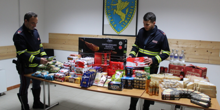 In Autostrada con generi alimentari rubati: denunciate due persone dalla Polizia