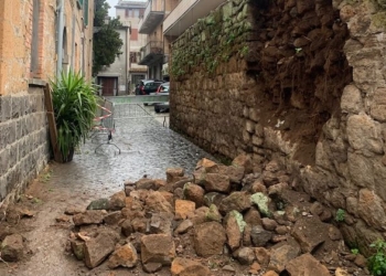 Circolazione veicolare e pedonale interrotta in vicolo della Pace