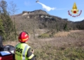 Domato il vasto incendio boschivo: distrutti 5 ettari, decisivo l’intervento aereo