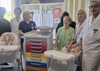 La famiglia Gialletti dona due seggioloni reclinabili e un carrello attrezzato alla Pediatria di Orvieto