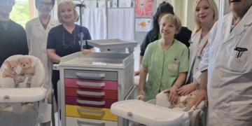 La famiglia Gialletti dona due seggioloni reclinabili e un carrello attrezzato alla Pediatria di Orvieto