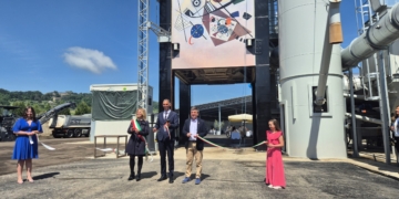 Quando l’arte scala la fabbrica: una torre industriale di 30 metri diventa un museo a cielo aperto