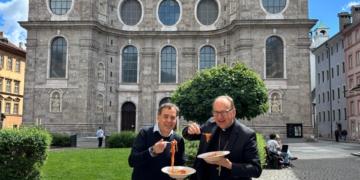 Il vino orvietano va a riempire i calici della grande tavolata del Duomo di Innsbruck in Austria