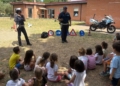 Bambini a scuola di educazione stradale con gli agenti della Polizia locale