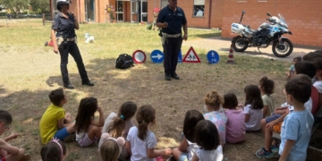 Bambini a scuola di educazione stradale con gli agenti della Polizia locale