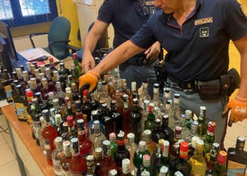Enoteca viaggiante scoperta in Autostrada dopo un incidente: denunciate due persone