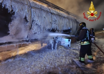 Fabro Ovest, fiamme in autostrada: in cenere un rimorchio carico di latte. La prontezza dell’autista evita il peggio