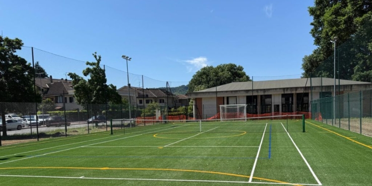 Taglio del nastro per il nuovo campo polifunzionale di Ciconia con una festa dedicata a Maurizio Caiello