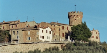 Fino al 4 ottobre per le vie del paese la mostra diffusa “Una boccata d’Arte”