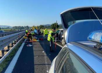 Terribile incidente sull’A1 prima di Fabro: auto si ribalta in corsia di sorpasso, cinque feriti gravi tra cui due bambini