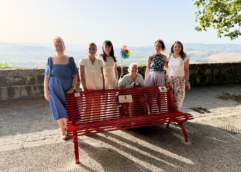Una panchina rossa nel parco della Confaloniera per dire no alla violenza sulle donne