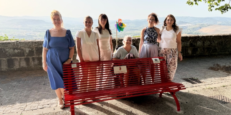 Una panchina rossa nel parco della Confaloniera per dire no alla violenza sulle donne