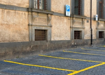 Parcheggi per residenti, arrivano le strisce gialle nel centro storico: 50 posti auto in più