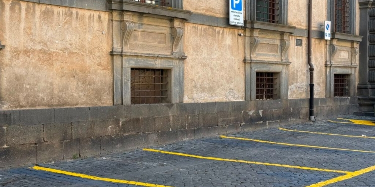 Parcheggi per residenti, arrivano le strisce gialle nel centro storico: 50 posti auto in più