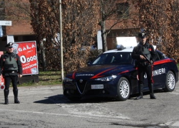 Controllati nella notte a bordo di un’auto a noleggio e trovati con quattro coltelli ed un “jammer”: tre stranieri denunciati dai Carabinieri 