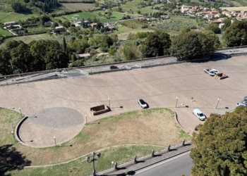 Auto elettriche, abbonamenti gratuiti agli studenti per la sosta sul piano scoperto del parcheggio di Campo della Fiera