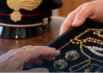 Truffa ai danni di una coppia di anziani: i Carabinieri arrestano i 2 presunti responsabili, recuperando l’intera refurtiva