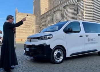 30 anni di attività di Occ: ampia partecipazione alla “Passeggiata della Salute” e alla benedizione e presentazione alla città del nuovo pulmino per il trasporto dei pazienti oncologici