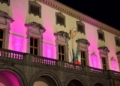 Giornata nazionale di sensibilizzazione sul tumore metastatico, il Palazzo comunale si illumina di rosa fucsia