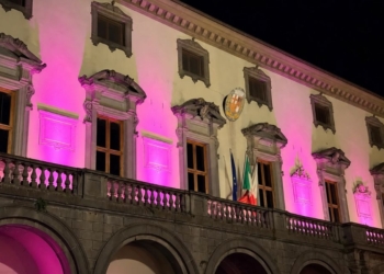 Giornata nazionale di sensibilizzazione sul tumore metastatico, il Palazzo comunale si illumina di rosa fucsia