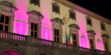 Giornata nazionale di sensibilizzazione sul tumore metastatico, il Palazzo comunale si illumina di rosa fucsia
